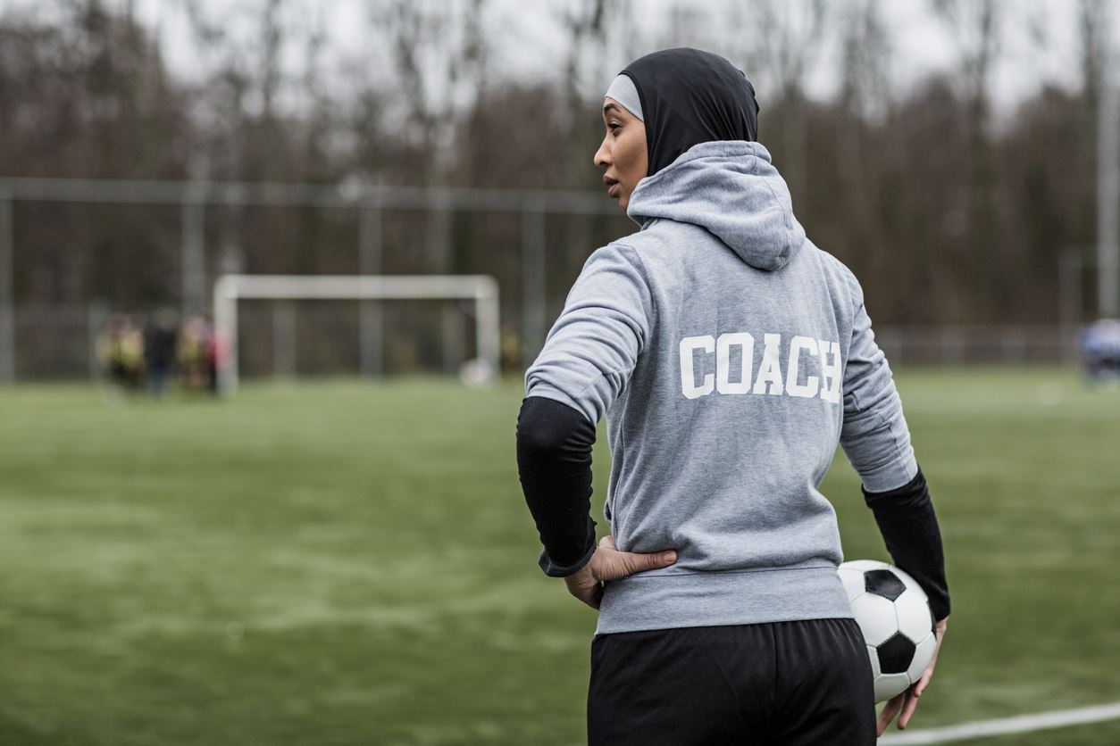 Are Female Coaches Treated Differently from Male Colleagues?